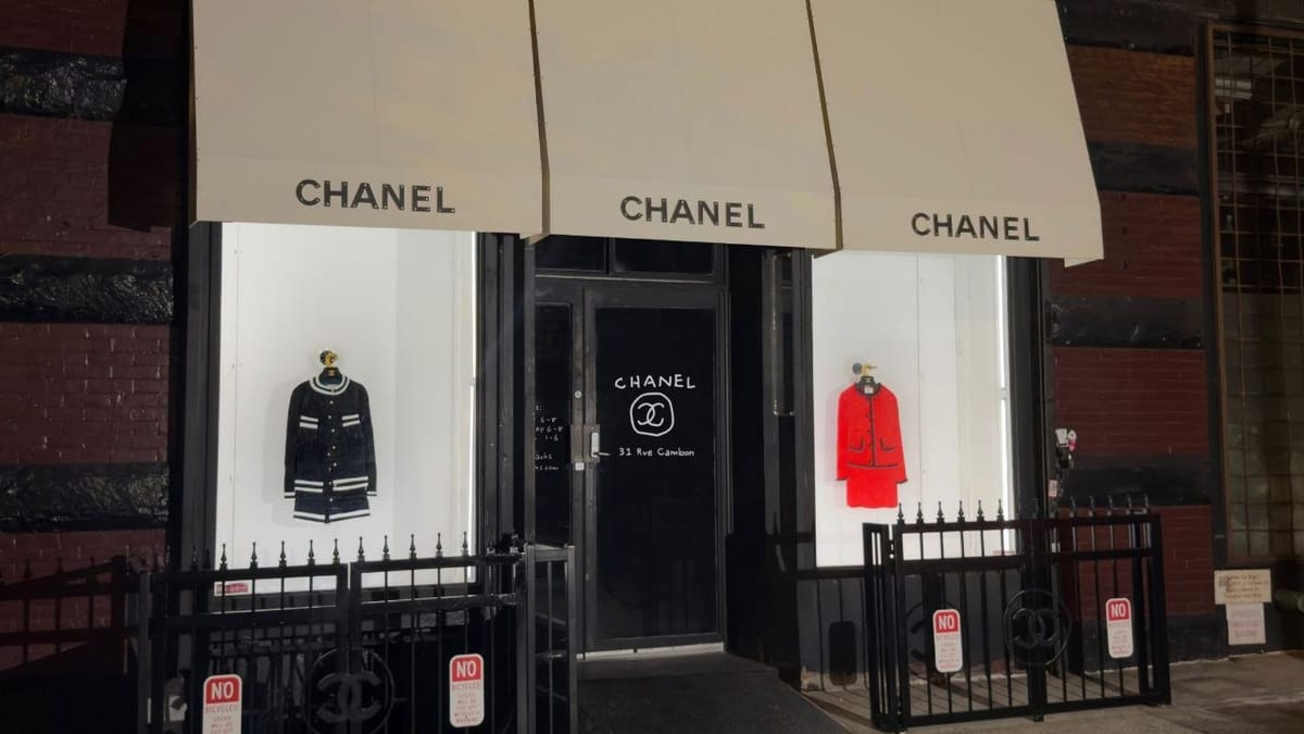 Chanel из фанеры и сковородок: зачем в Нью-Йорке построили фейковый бутик
