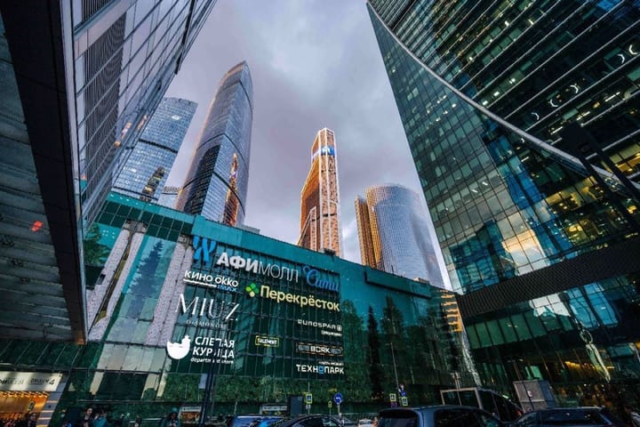 Зеваки кончились, остались покупатели: как "Афимолл" превращает прогулки в чеки