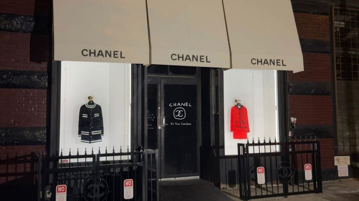 Chanel из фанеры и сковородок: зачем в Нью-Йорке построили фейковый бутик