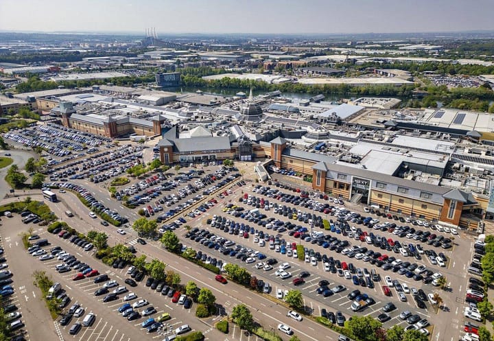Британский Lakeside отдаёт парковку под падел